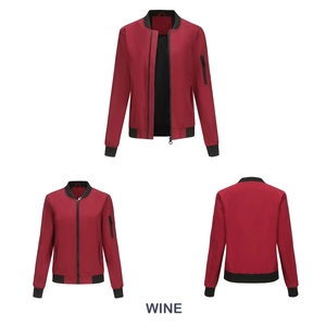 Drei-Ansichten-Modell der weinroten Bomberjacke mit schwarzen Rippbündchen und Ärmeltasche