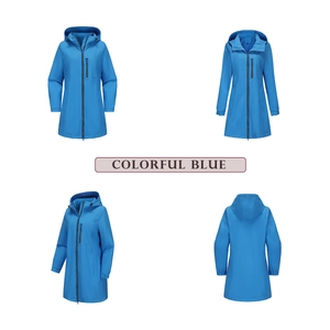 Detailansicht der hellblauen Damen-Windjacke mit Kapuze und verstellbaren Bündchen