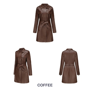 Viste multiple di un trench in ecopelle marrone caffè con cintura e maniche lunghe