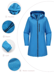Detailansicht der blauen Outdoorjacke mit Kapuze Reißverschluss und verstellbaren Bündchen
