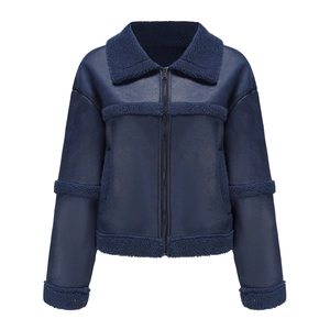 Dettaglio della giacca in finto camoscio blu navy con finiture in shearling e zip frontale