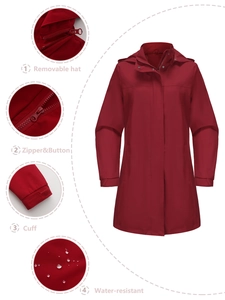Détail de la veste bordeaux imperméable avec capuche amovible et fermeture éclair à bouton