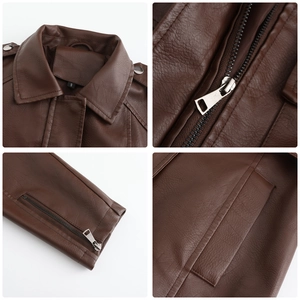 Dettaglio della giacca in pelle PU marrone con colletto a rever, zip argento e taglia S