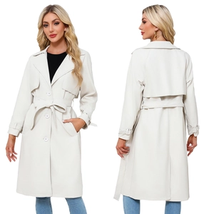 Detail van de crème lange trenchcoat met klassieke revers en een geknoopte tailleriem