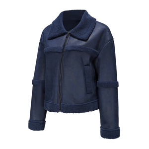 Dettaglio della giacca in finta pelle scamosciata blu navy con patchwork in pile e zip