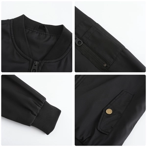 Detailansicht von Kragen, Ärmeltasche und Rippbündchen der schwarzen Bomberjacke