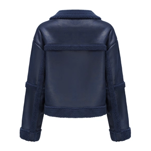 Dettaglio retro giacca in finto scamosciato blu navy con finiture in peluche
