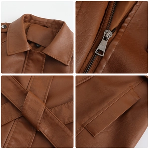 Dettaglio trench in pelle sintetica marrone con cintura, risvolti e zip metalliche