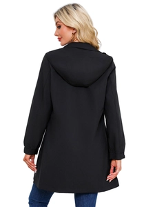 Vue détaillée de la veste imperméable noire avec capuche à cordon et poignets élastiques