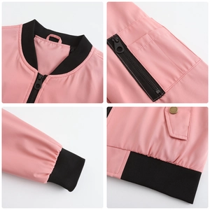 Detailansicht der rosa Bomberjacke mit schwarzem Rippkragen und Armtasche mit Reißverschluss
