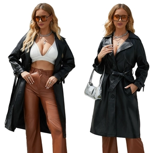 Vooraanzicht van lange zwarte PU-leren dames trenchcoat met riem en reverskraag in detail