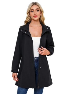 Détail du coupe-vent imperméable avec fermeture éclair, pressions et poignets réglables