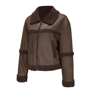 Dettaglio giacca in pelle scamosciata con caldi bordi in shearling su collo e polsini