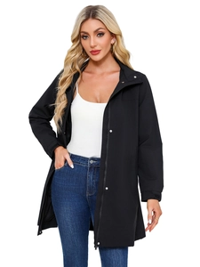 Vue de face du coupe-vent noir pour femme avec capuche et poignets réglables par velcro