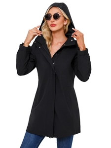 Détail de la veste déperlante pour femme avec fermeture zippée et boutons-pression robustes