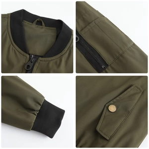 Detail der armygrünen Bomberjacke mit Rippkragen, Metallreißverschluss und Ärmeltasche