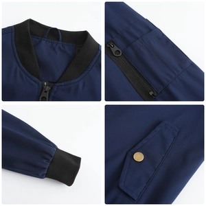 Detailansicht mit Rippkragen, Ärmeltasche und Metalldruckknopf an der dunkelblauen Bomberjacke