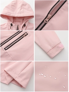 Detailansicht der pinkfarbenen wasserdichten Windjacke mit Kordelzugkapuze und Wassertropfen