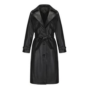 Detail van klassieke zwarte PU-leren trenchcoat met brede revers en een tailleriem