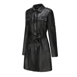 Vista dettagliata del trench lungo da donna in pelle PU nera con cintura e spalline