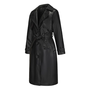 Detail van de zwarte PU-lederen trenchcoat met tailleriem en metalen gesp op de manchetten