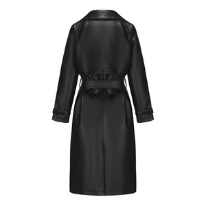 Achteraanzicht van zwarte lange lederen trenchcoat met ceintuur en split aan de achterkant