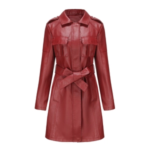 Dettaglio di un trench in ecopelle rossa da donna con cintura e revers classici