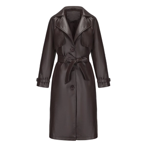 Detail van bruine PU-lederen trenchcoat met klassieke revers en bijpassende tailleriem