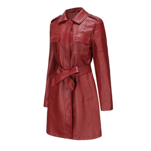 Dettaglio del trench in pelle rosso scuro con trama premium e design con cintura in vita