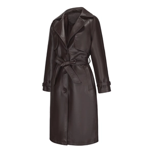 Details van de donkerbruine PU-lederen trenchcoat met tailleriem en reverskraag
