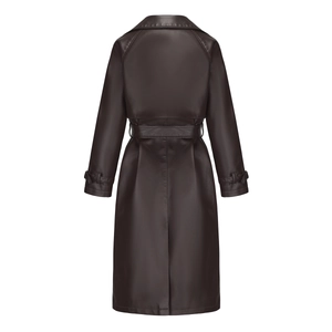 Achteraanzicht van donkerbruine oversized PU-leren trenchcoat met ceintuur en split onderaan