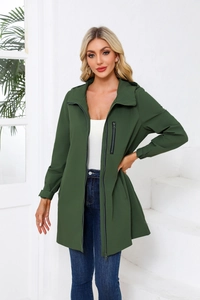 Detail der dunkelgrünen Kapuzenwindjacke mit schwarzer Reißverschlusstasche und Bündchen