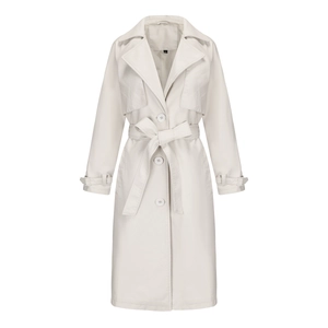 Detail van de tailleriem geknoopt in een strik op een beige oversized trenchcoat