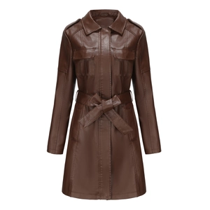 Dettaglio cappotto in similpelle marrone scuro con cintura e tasche a patta