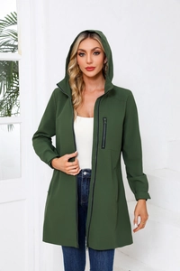 Detail der dunkelgrünen Windjacke mit Kapuze, Reißverschlusstaschen und glattem Stoff