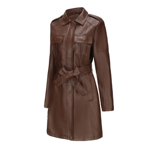 Dettaglio del trench in ecopelle marrone con spalline, colletto e tasche sul petto