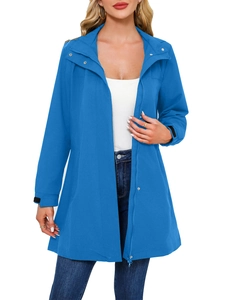 Vue détaillée du trench-coat bleu imperméable avec poignets réglables en velcro