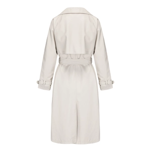 Achteraanzicht van een lange beige trenchcoat met stormflap, verstelbare manchetten en riem