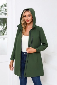Detail der armeegrünen Kapuzen-Windjacke mit Reißverschlusstasche und elastischen Bündchen