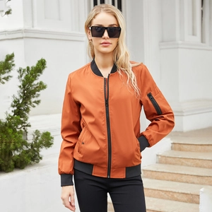 Lässige Damen Bomberjacke in Orange mit schwarzen Rippbündchen und Ärmeltasche