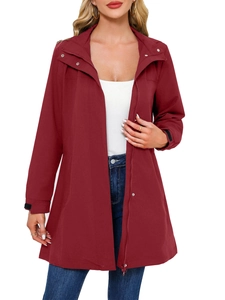 Détail d'une veste bordeaux imperméable avec fermeture éclair et poignets réglables
