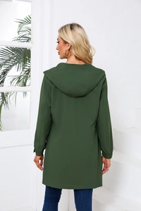 Rückansicht eines langen dunkelgrünen Kapuzen-Windbreakers mit elastischen Bündchen