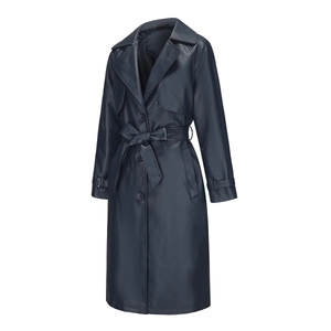 Detailweergave van lange donkerblauwe PU-leren trenchcoat met klassieke revers en riem
