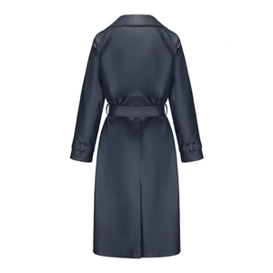 Achteraanzicht van lange donkerblauwe PU-leren trenchcoat met ceintuur en split achter