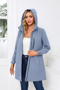 Details der hellblauen wasserdichten Windjacke mit Kapuze und elastischen Bündchen für Damen