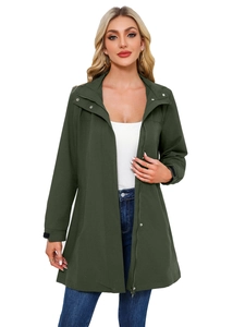Détail d'un trench-coat vert militaire avec fermeture éclair et poignets à velcro