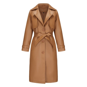 Detail van een karamelkleurige PU-leren trenchcoat met klassieke revers en tailleriem