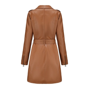 Vista posteriore del trench marrone in pelle sintetica con cintura e polsini con zip