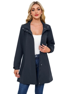 Vue détaillée du trench-coat résistant à l'eau avec poignets réglables et patte de boutonnage