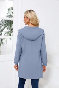 Detailansicht der graublauen Kapuzen-Windjacke Rückseite und elastische Ärmelbündchen